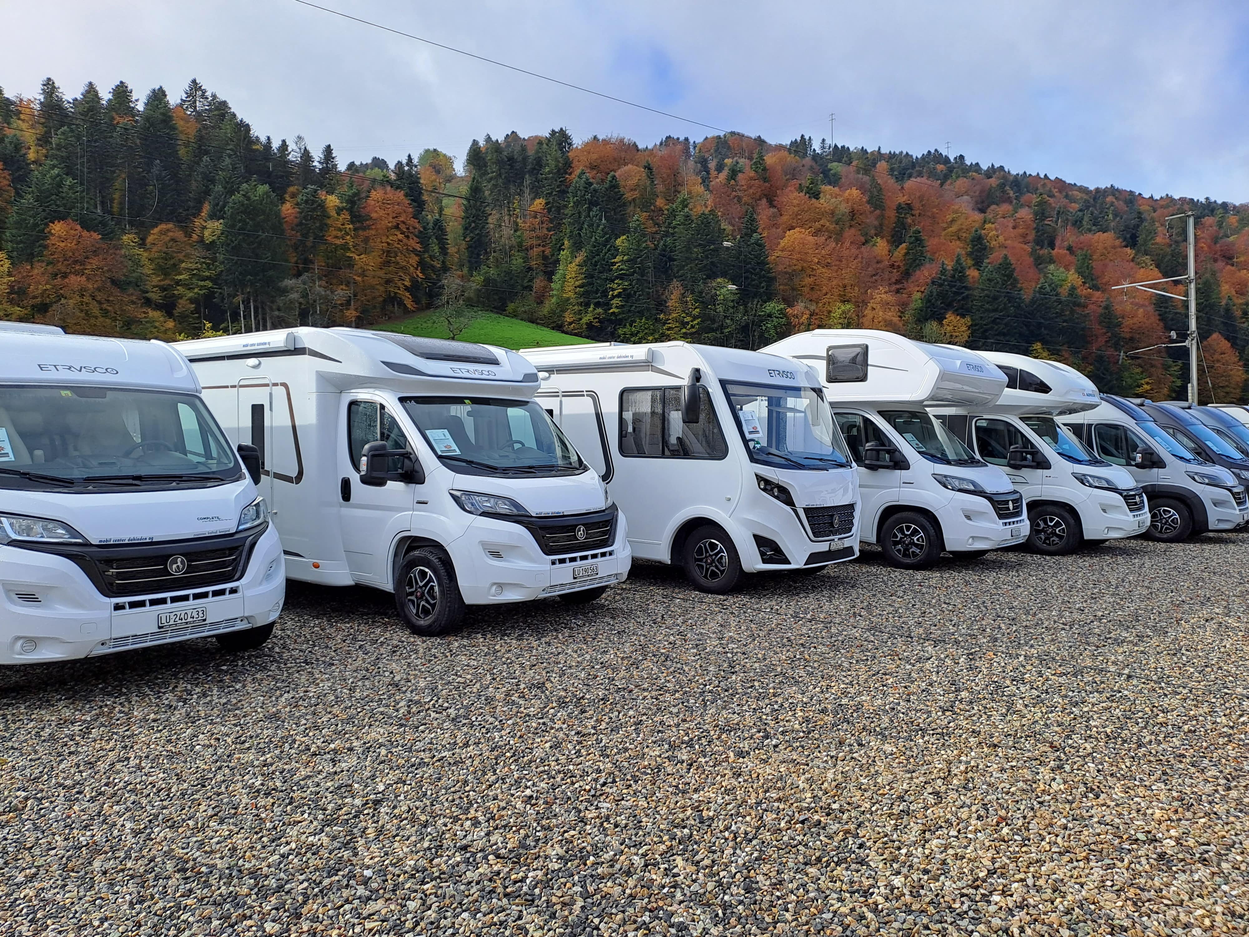 Ausstellungsplatz Mit Allen Wohnmobilen Und Wohnwagen | Mobil Center ...